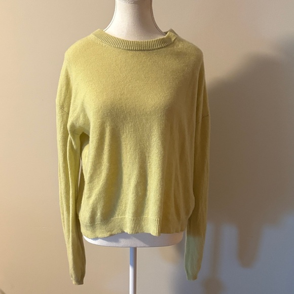 Velvet By Graham and Spencer Lime Green 100% Cashmere Sweater. Size Medium - Picture 1 of 7